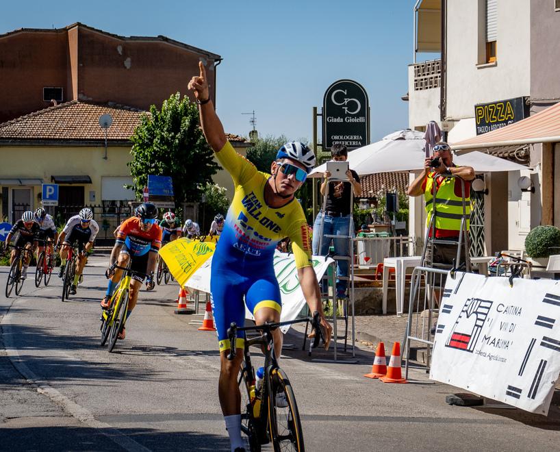 Paolo Gentili vittorioso al traguardo (foto Roberto Malarby)