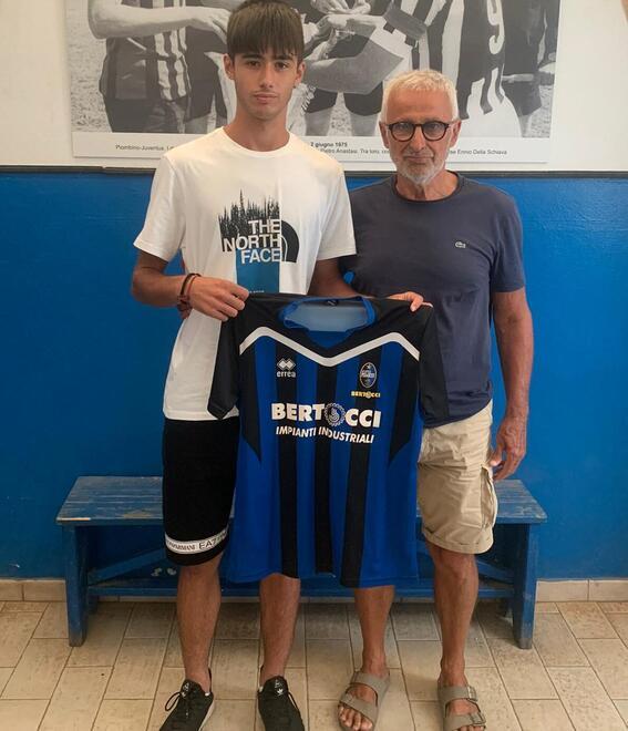 Il nuovo acquisto dell’Atletico Piombino, il difensore Thomas Martelli (classe 2003) mostra la maglia della squadra in compagnia del direttore generale Madau