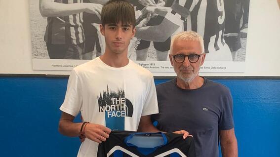 Il nuovo acquisto dell’Atletico Piombino, il difensore Thomas Martelli (classe 2003) mostra la maglia della squadra in compagnia del direttore generale Madau