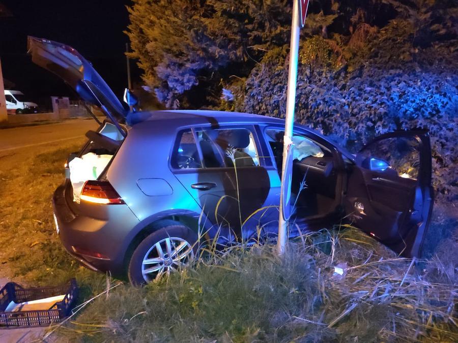 Esce di strada e sbatte: 55enne ferito