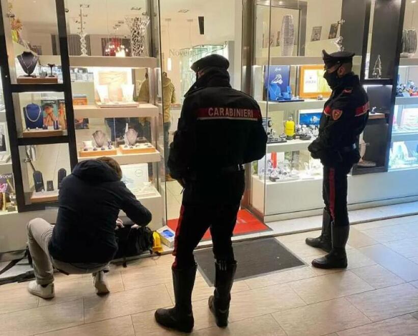 Sanguinosa rapina al gioielliere, in manette un altro omicida 