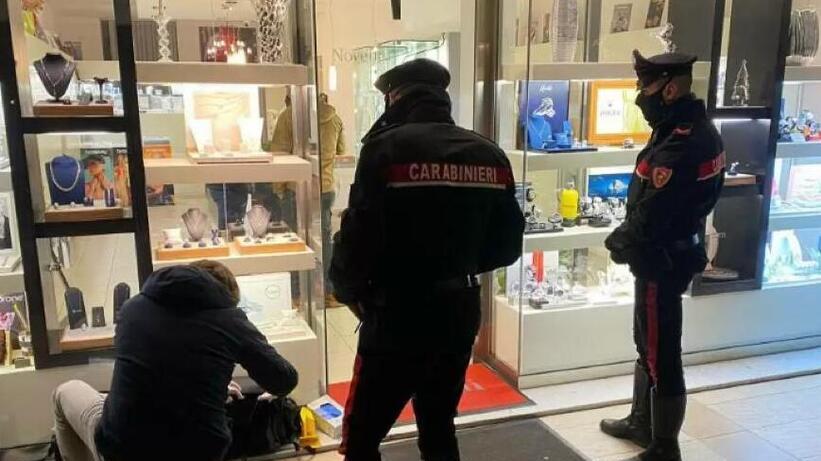 Sanguinosa rapina al gioielliere, in manette un altro omicida