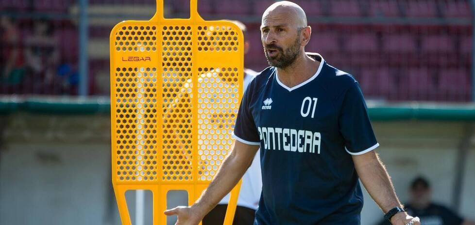 Sopra il tecnico del Pontedera Pasquale Catalano durante una seduta di allenamento al Mannucci