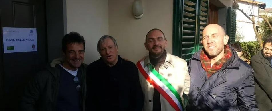 Don Luigi Ciotti (secondo da sinistra) insieme al sindaco Fossi (al centro) e all’assessore Ricci durante la consegna del bene confiscato alla mafia al Comune