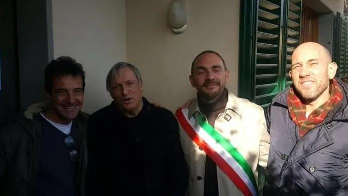 Don Luigi Ciotti (secondo da sinistra) insieme al sindaco Fossi (al centro) e all’assessore Ricci durante la consegna del bene confiscato alla mafia al Comune