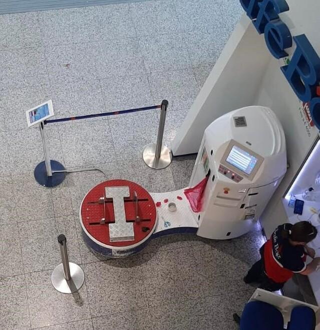 Rubano una valigia all’aeroporto di Olbia nell’area che impacchetta i trolley 