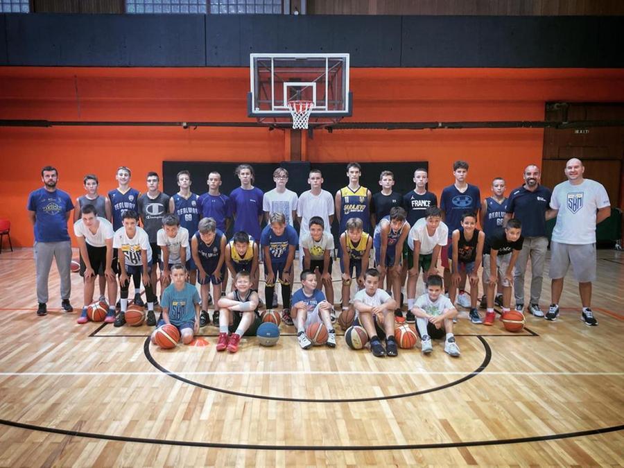 
	I ragazzi delle formazioni giovanili del KK Realway Sarajevo in palestra al palazzetto Mirza Deliba&scaron;ić assieme alla delegazione reggiana guidata da Giudici

