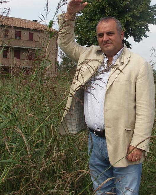 «Tante zone con l’erba alta Fatela tagliare ai profughi»