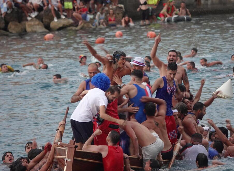 Tutti in acqua dopo la vittoria. La gioia della Pilarella (foto Enzo Russo)