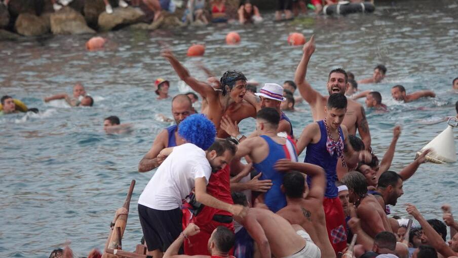 Tutti in acqua dopo la vittoria. La gioia della Pilarella (foto Enzo Russo)