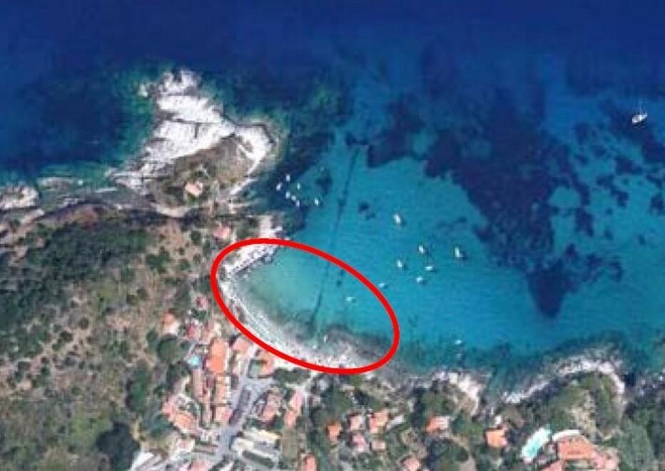 Col segno rosso l’area per la scogliera sommersa in massi di fronte alla spiaggia di Sant’Andrea