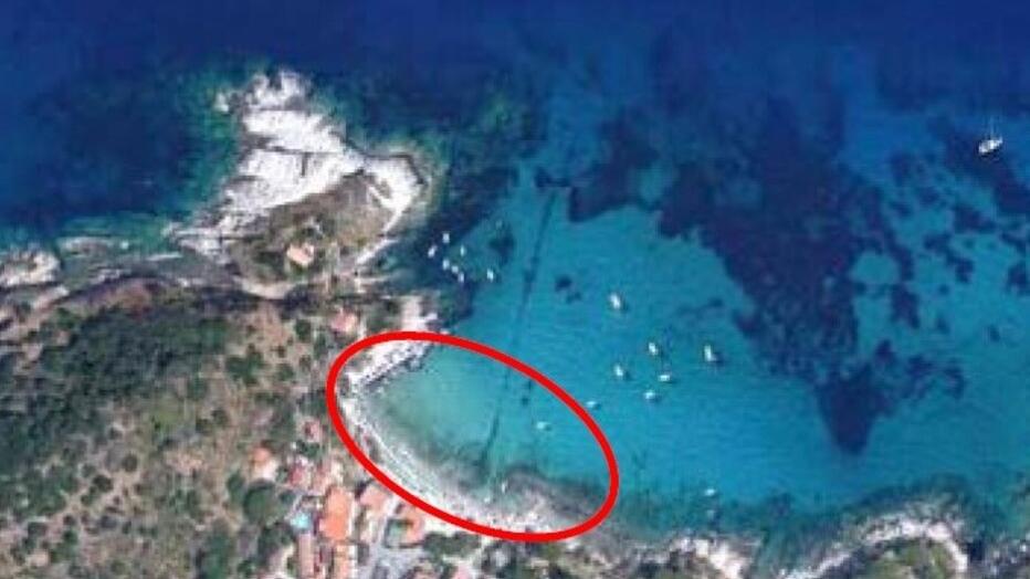 Col segno rosso l’area per la scogliera sommersa in massi di fronte alla spiaggia di Sant’Andrea