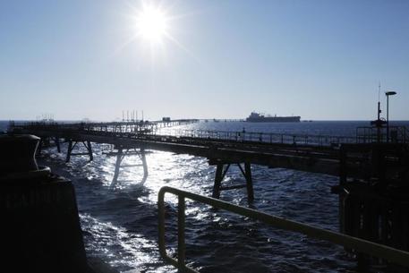 Cade dal pontile della Saras, operaio muore annegato