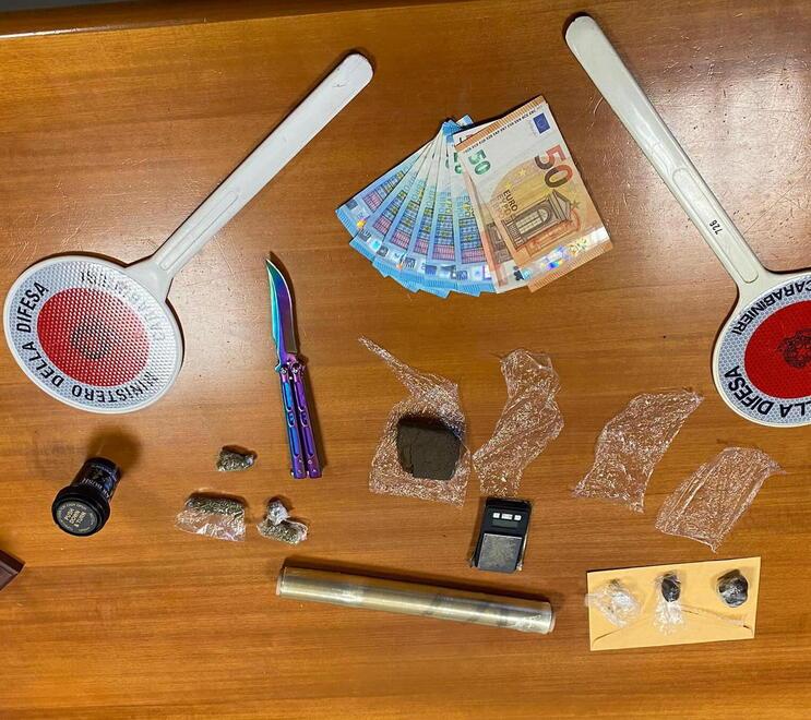 Castiglioncello, spaccia con una minorenne