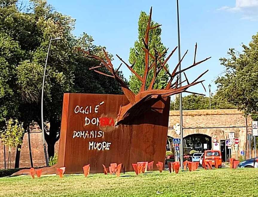 La scultura fuori porta Sant’Anna con le foglie dipinte di rosso