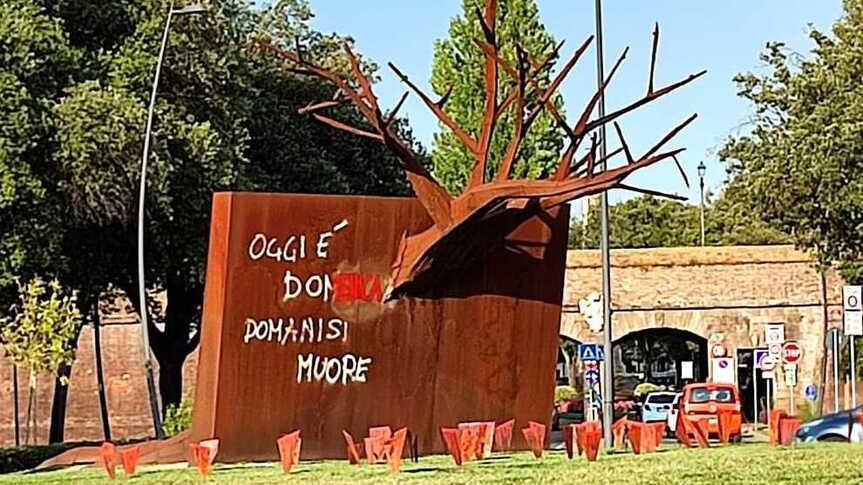 La scultura fuori porta Sant’Anna con le foglie dipinte di rosso