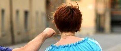 Pensionata aggredita davanti casa per strapparle la collanina