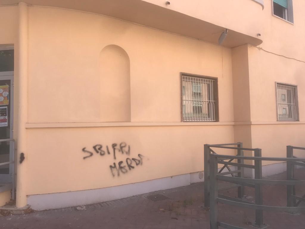 La scritta fuori dalla sede delle polizia municipale