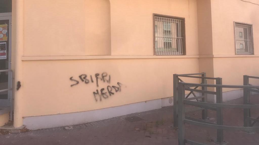 La scritta fuori dalla sede delle polizia municipale