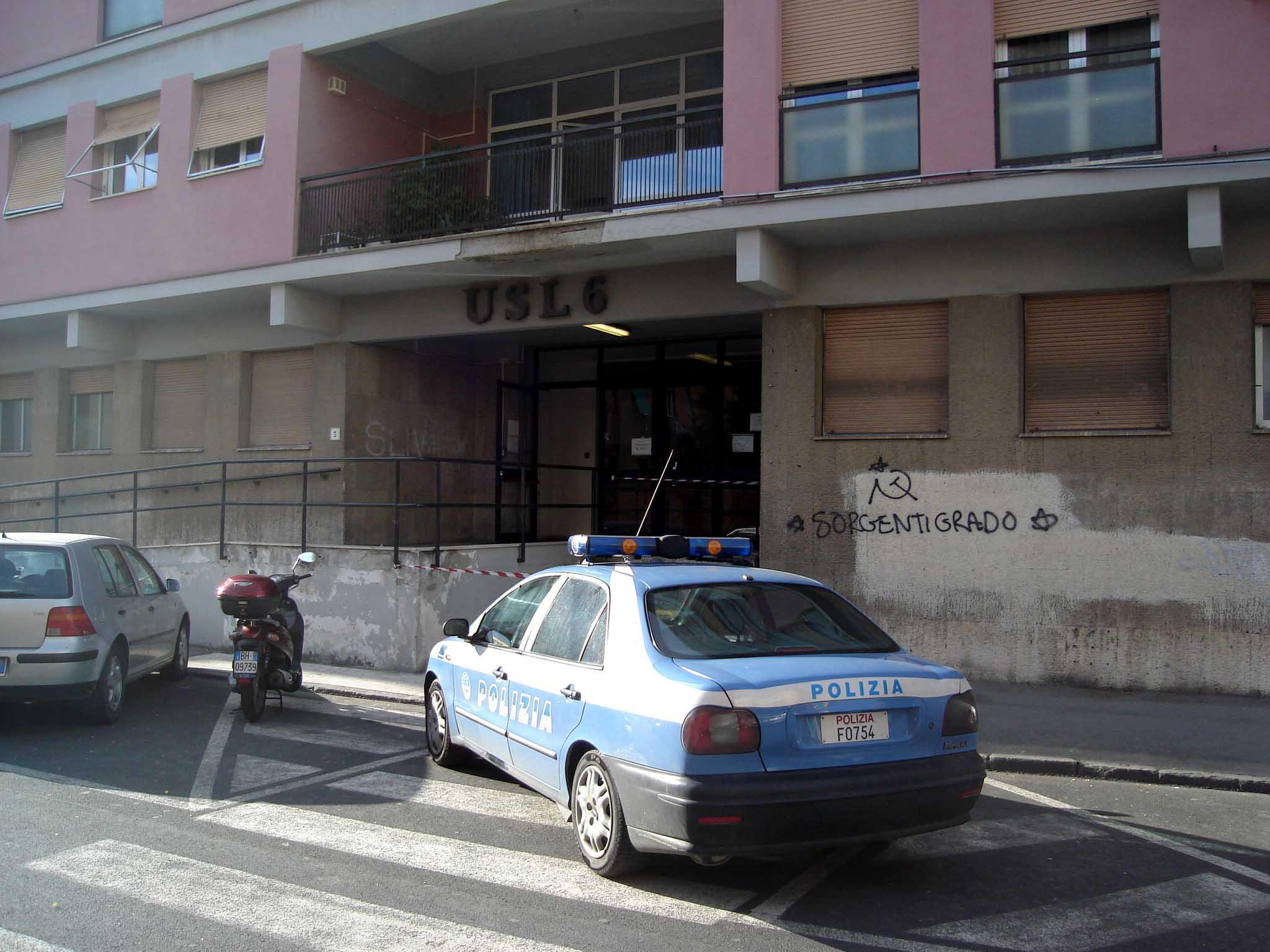 Una volante della polizia fuori dal distretto Asl (foto d'archivio)