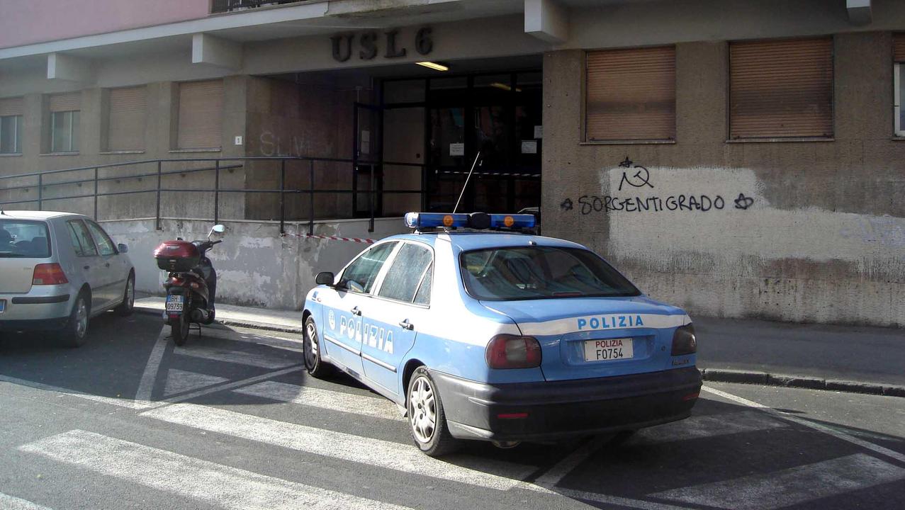 Una volante della polizia fuori dal distretto Asl (foto d'archivio)