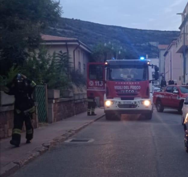 Bosa, in fiamme l’ex ostello della gioventù