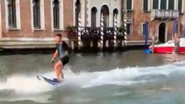  Ennesima bravata a Venezia, fanno surf in Canal Grande Il sindaco: «sono imbecilli». I 2 individuati e denunciati