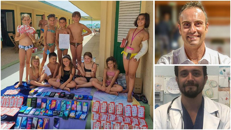 Il gruppo dei bambini con le bancarelle allestite tra le cabine dei Pancaldi con i cellulari finti di Tuttotelefono, Marcello Venturi e il dottor Alessandro Orsini