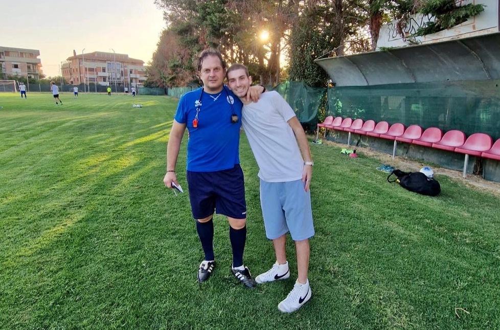Il mister biancoazzurro Michele Cinelli si stringe al suo attaccante