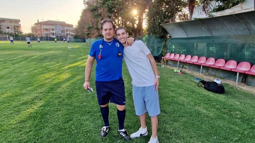 Il mister biancoazzurro Michele Cinelli si stringe al suo attaccante