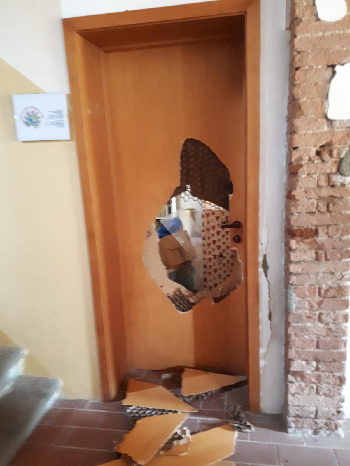 Rompono a calci le porte delle associazioni  di volontariato e devastano gli uffici
