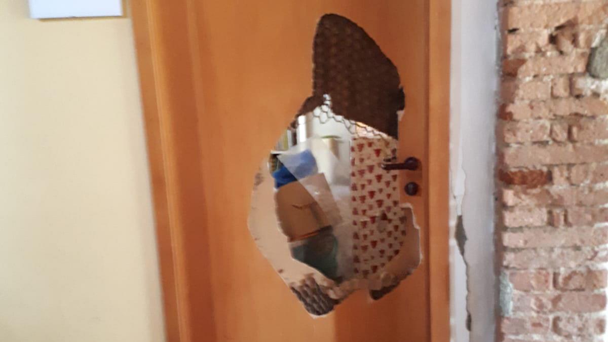 Rompono a calci le porte delle associazioni di volontariato e devastano gli uffici