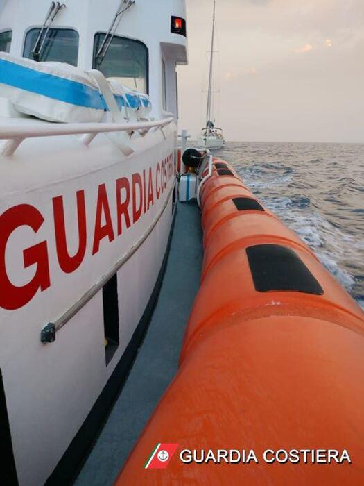 Vele strappate e motore fuori uso, in salvo 8 diportisti francesi nel Sud Sardegna