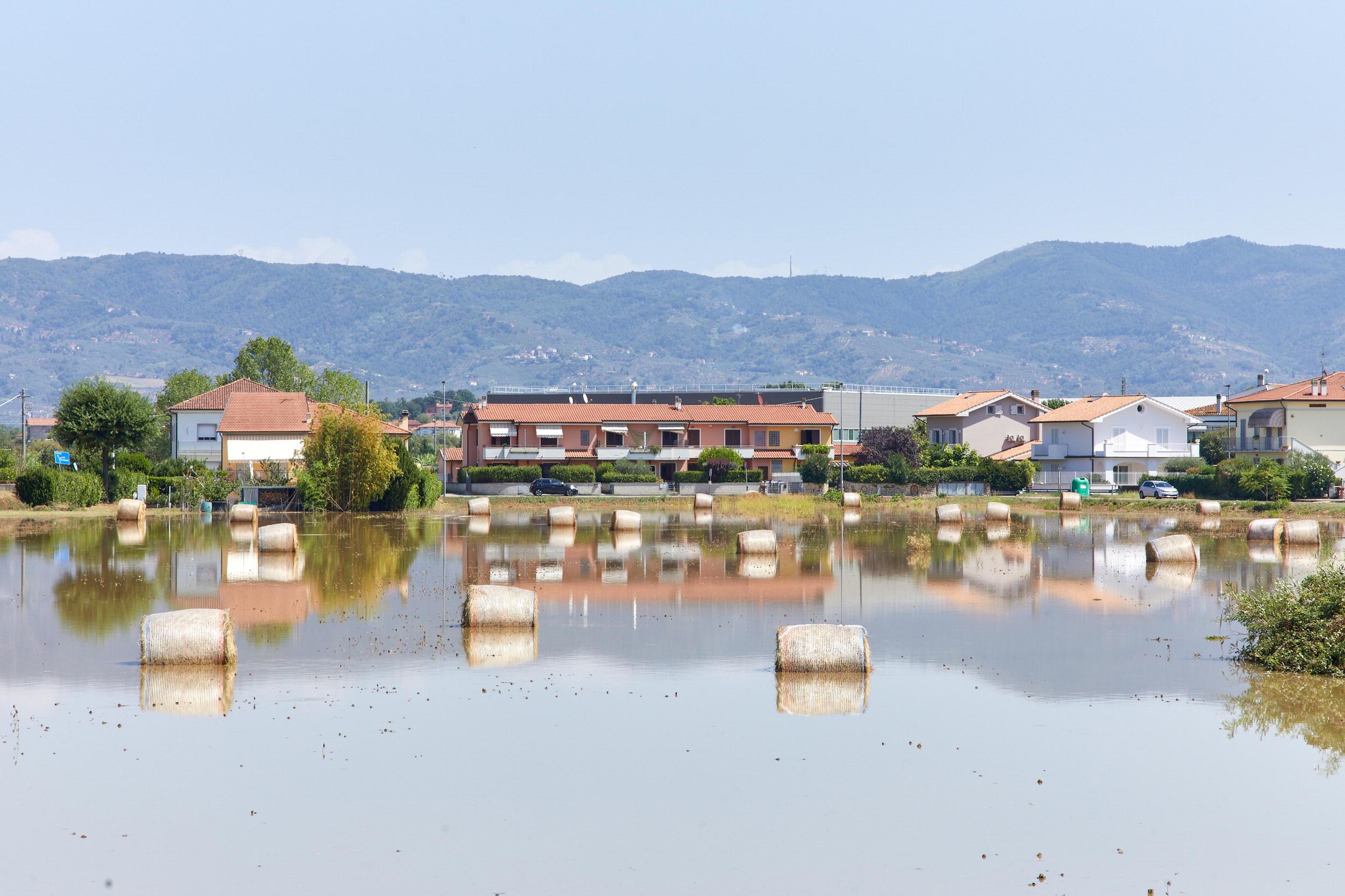 Il campo incolto nel centro urbano di Stabbia invaso dall’acqua