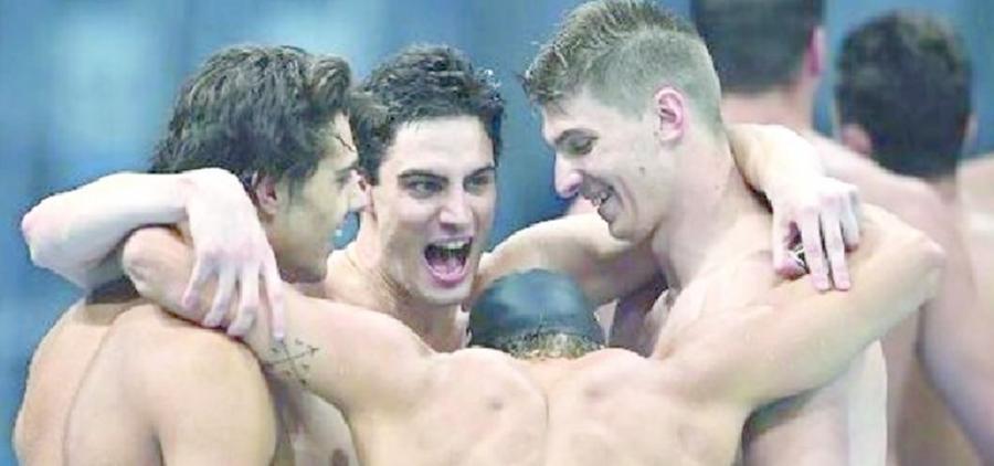 
	Lorenzo Zazzeri, di fronte, ha vinto la medaglia d&rsquo;oro nella staffetta 4x100 stile libero agli Europei di nuoto al Foro Italico di Roma

