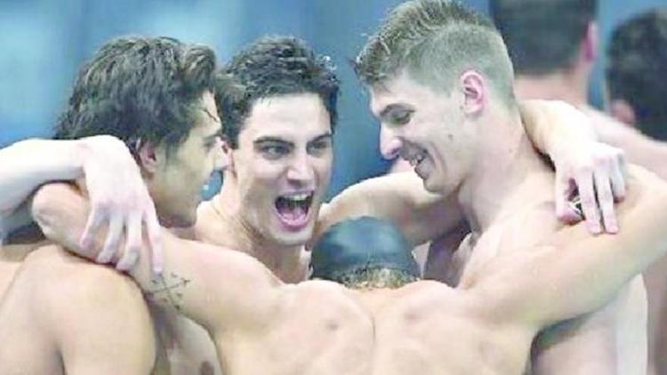 Lorenzo Zazzeri, di fronte, ha vinto la medaglia d’oro nella staffetta 4x100 stile libero agli Europei di nuoto al Foro Italico di Roma
