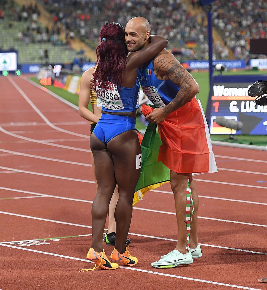 
	Marcel Jacobs ha appena vinto l&rsquo;oro nei 100 metri e Zaynab Dosso corre ad abbracciarlo

