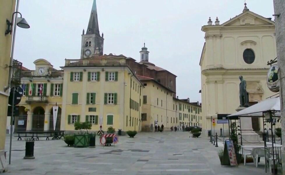 Una veduta della piazza principale di Livorno Ferraris, paese di 4.400 anime in provincia di Vercelli