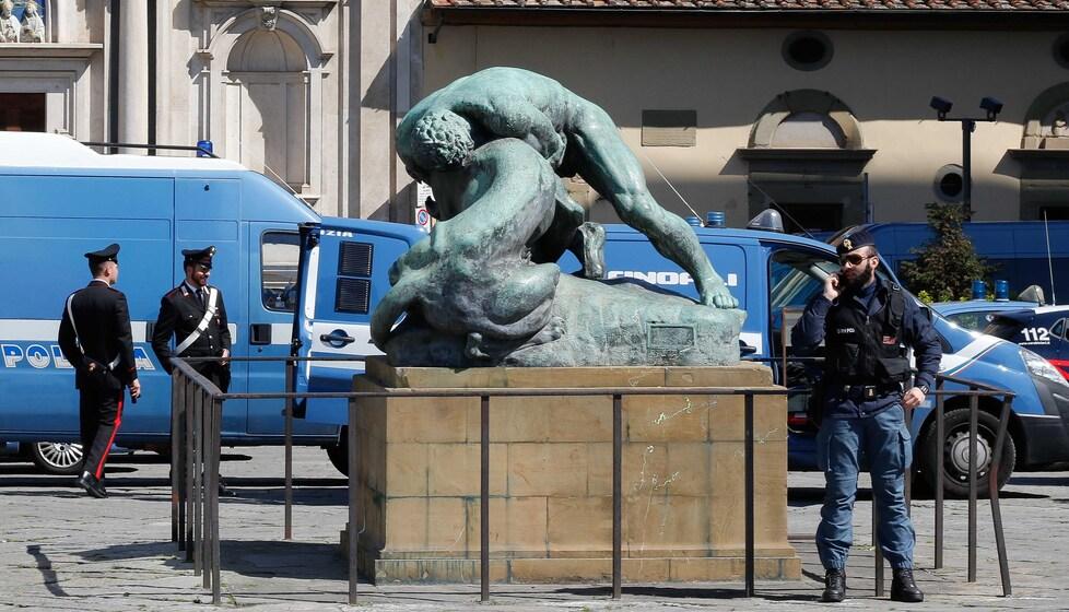 Forze dell’ordine impegnate nel presidio del territorio in piazza Ognissanti (foto d’archivio)