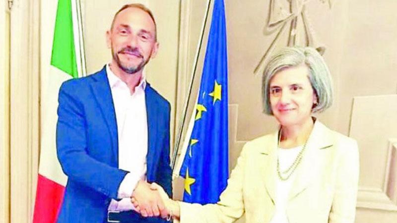 La stretta di mano tra la viceprefetta di Firenze, Grazia Le Fauci, ora commissaria prefettizia a Campi, e l’ex sindaco Emiliano Fossi