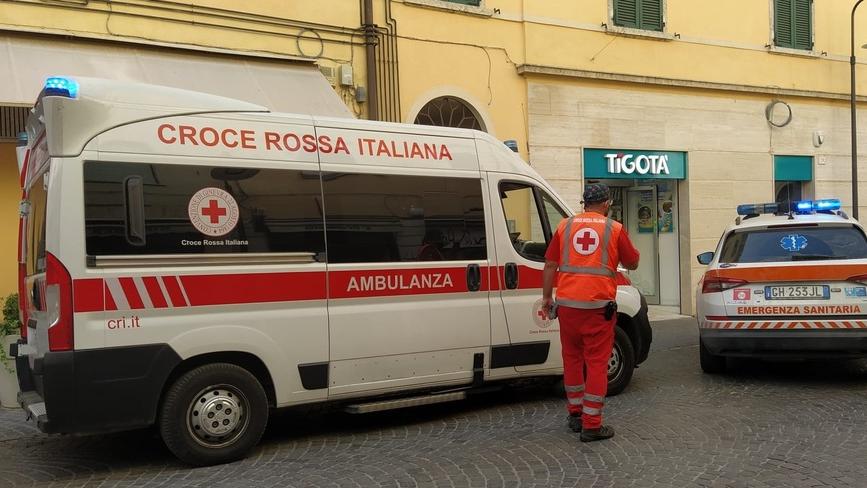 I mezzi di soccorso intervenuti al Caffè Carducci