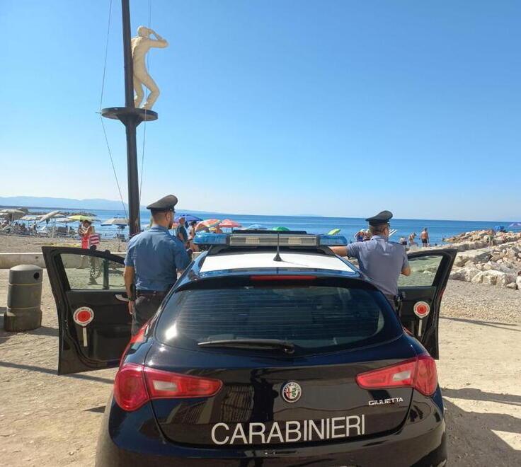 Un controllo dei carabinieri della compagnia di Cecina lungo il litorale (Foto di repertorio)