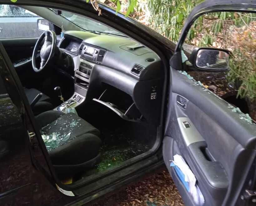 Una delle auto danneggiate