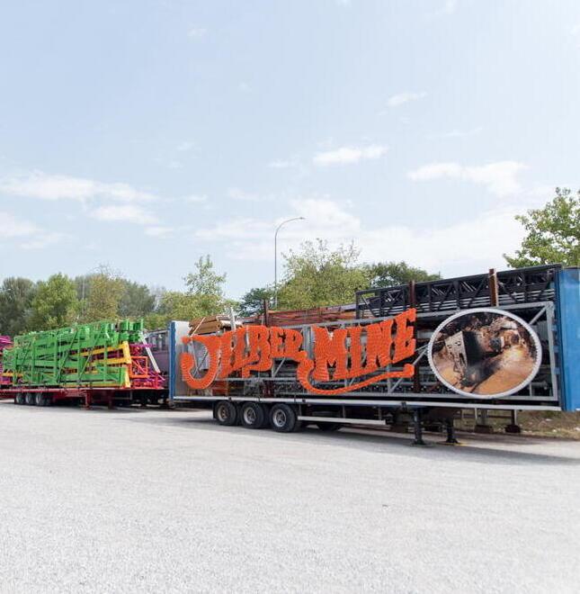 I camion già arrivati alle Tagliate (Foto Genovesi)