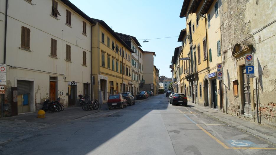 Borgo Garibaldi, tra via Cavallotti e piazza Boccaccio, qui al civico 66 passò una notte Giuseppe Garibaldi
