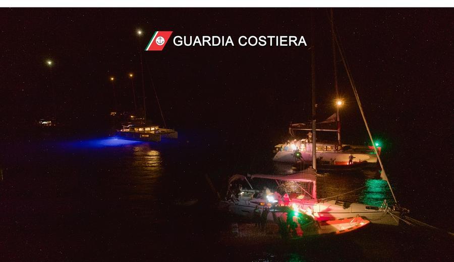 La Maddalena, ancoraggio abusivo notturno nell’arcipelago: 25 barche multate