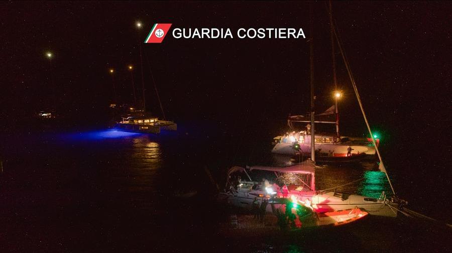 La Maddalena, ancoraggio abusivo notturno nell’arcipelago: 25 barche multate