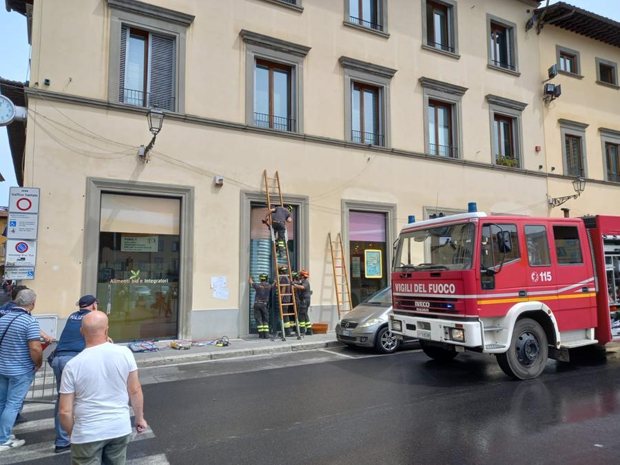 
	L'intervento dei vigili del fuoco in piazza San Francesco

