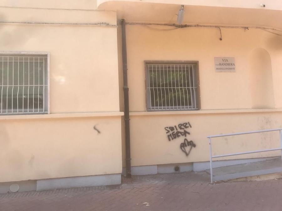 Una delle scritte "Sbirri mer.." apparse fuori dalla nuova sede della municipale a Shangai