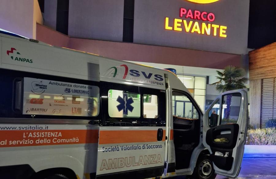 
	L'ambulanza della Svs sul posto al Parco Levante

